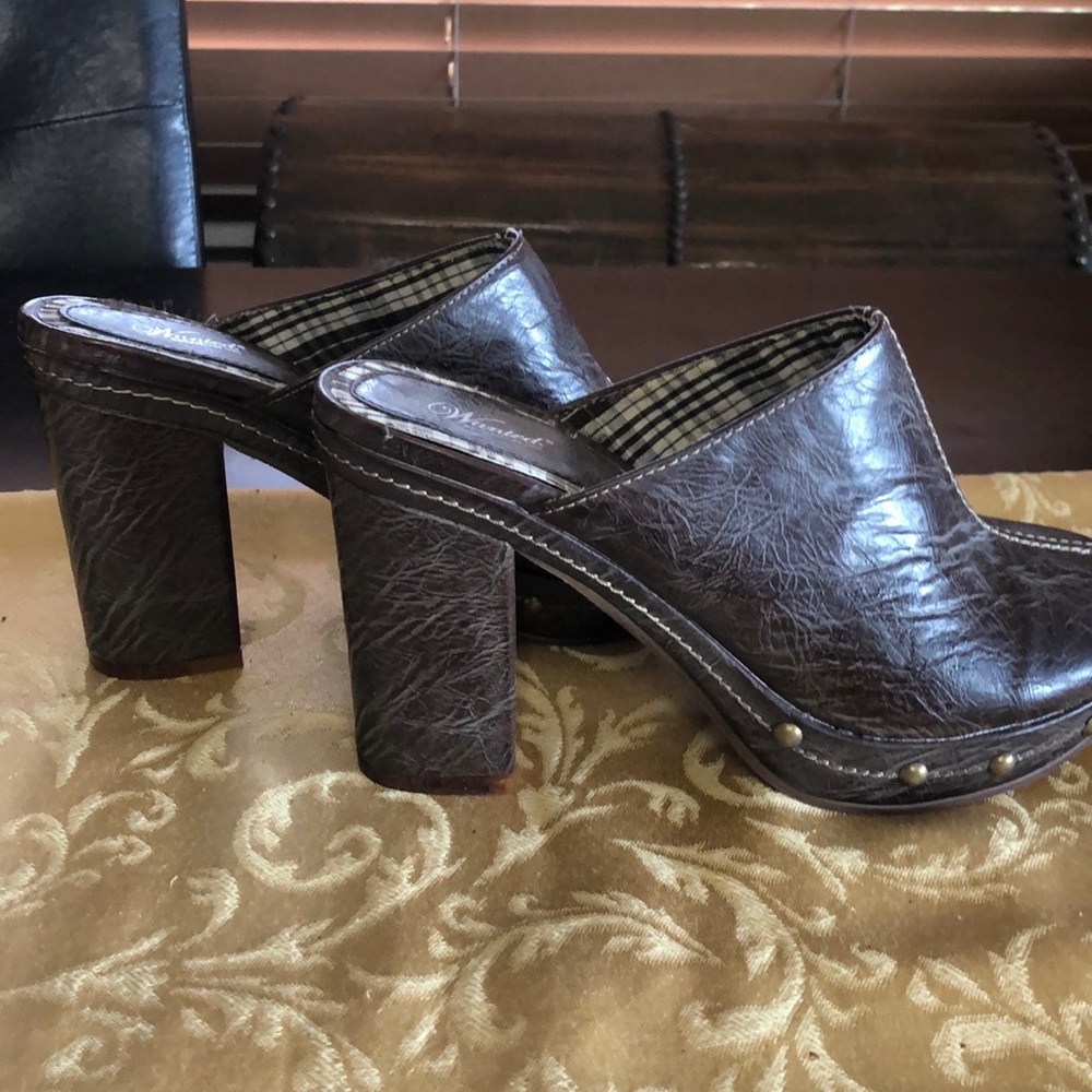 NWB stacked slip on.  Beautiful detail